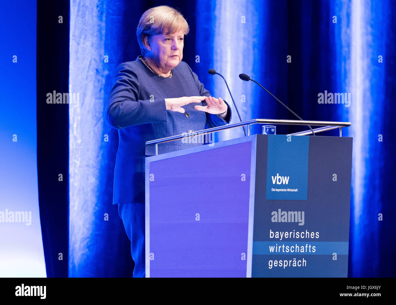 Monaco di Baviera, Germania. 11 Luglio, 2017. Il cancelliere tedesco Angela Merkel offre un discorso presso la bavarese colloqui economici (Bayerisches Wirtschaftsgespraech) di Monaco di Baviera, Germania, 11 luglio 2017. Merkel corrente affrontate sfide politiche al trentanovesimo bavarese colloqui economici. Foto: Alexander Heinl/dpa/Alamy Live News Foto Stock