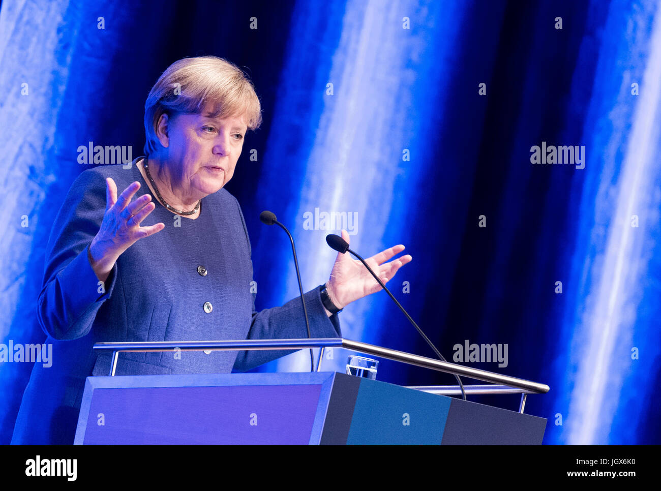 Monaco di Baviera, Germania. 11 Luglio, 2017. Il cancelliere tedesco Angela Merkel offre un discorso presso la bavarese colloqui economici (Bayerisches Wirtschaftsgespraech) di Monaco di Baviera, Germania, 11 luglio 2017. Merkel corrente affrontate sfide politiche al trentanovesimo bavarese colloqui economici. Foto: Alexander Heinl/dpa/Alamy Live News Foto Stock