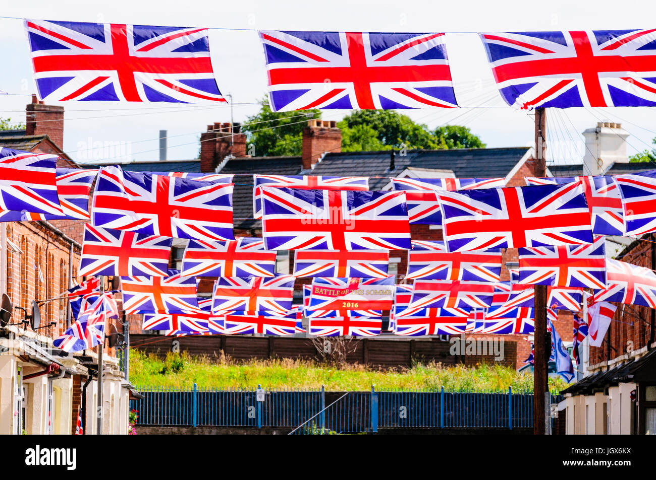 Belfast, settentrionale, Irlanda. 11 Luglio, 2017. Moorgate Street in East Belfast è decorata in unione bandiere per l annuale xii luglio celebrazioni. Credito: Stephen Barnes/Alamy News Foto Stock