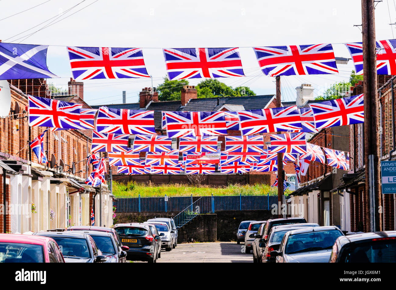 Belfast, settentrionale, Irlanda. 11 Luglio, 2017. Moorgate Street in East Belfast è decorata in unione bandiere per l annuale xii luglio celebrazioni. Credito: Stephen Barnes/Alamy Live News Foto Stock