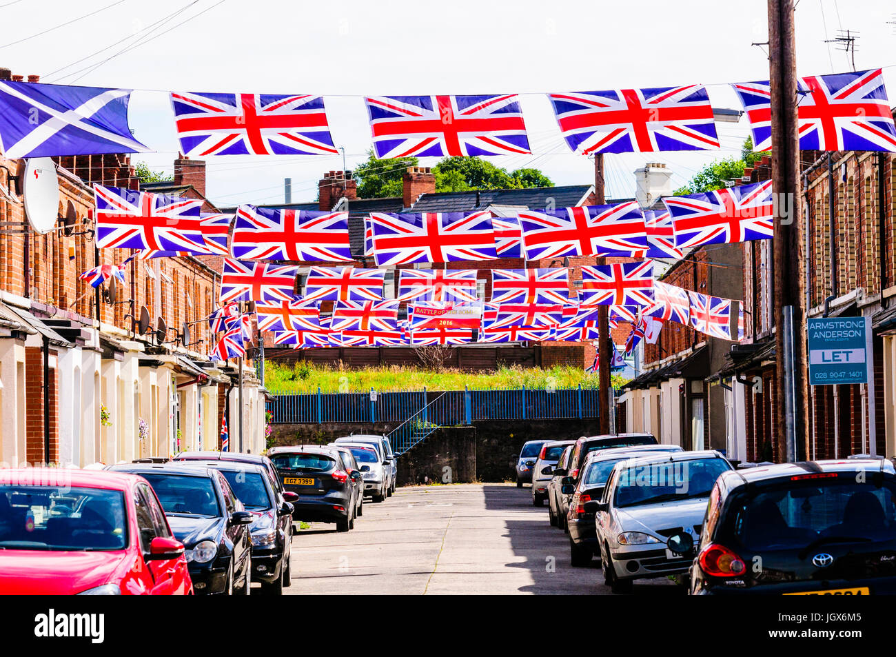 Belfast, settentrionale, Irlanda. 11 Luglio, 2017. Moorgate Street in East Belfast è decorata in unione bandiere per l annuale xii luglio celebrazioni. Credito: Stephen Barnes/Alamy Live News Foto Stock
