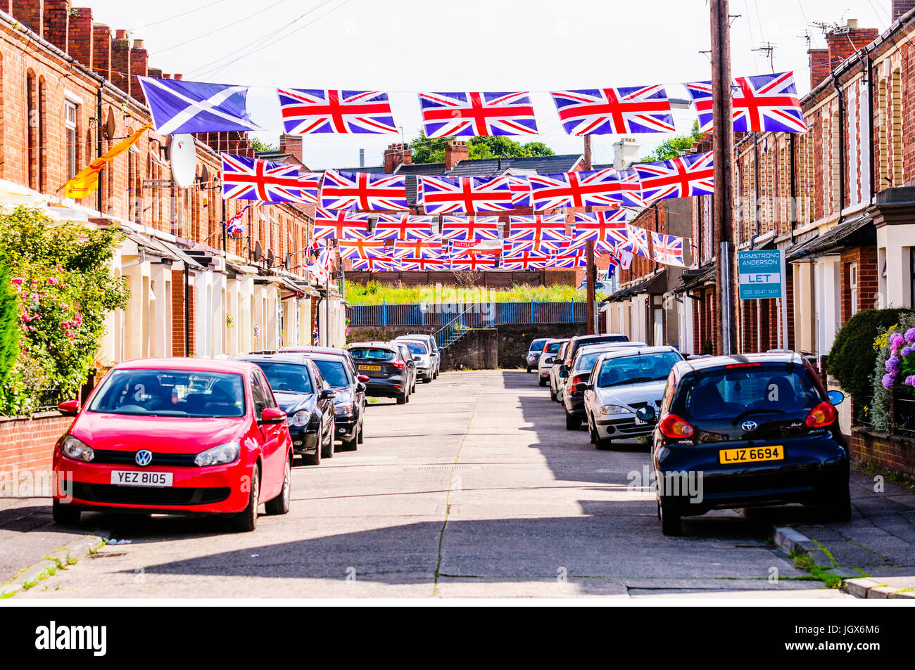 Belfast, settentrionale, Irlanda. 11 Luglio, 2017. Moorgate Street in East Belfast è decorata in unione bandiere per l annuale xii luglio celebrazioni. Credito: Stephen Barnes/Alamy Live News Foto Stock
