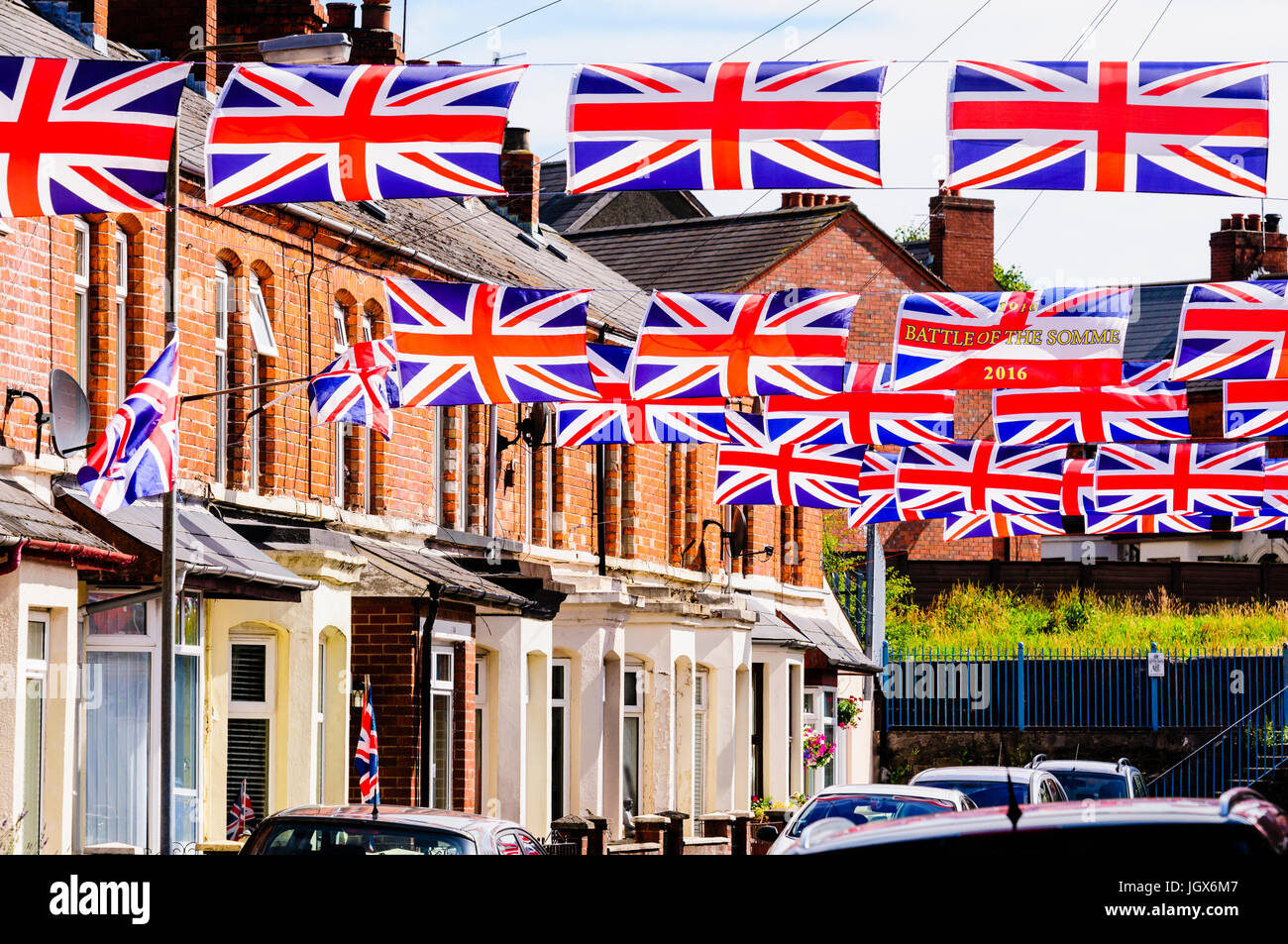 Belfast, settentrionale, Irlanda. 11 Luglio, 2017. Moorgate Street in East Belfast è decorata in unione bandiere per l annuale xii luglio celebrazioni. Credito: Stephen Barnes/Alamy News Foto Stock