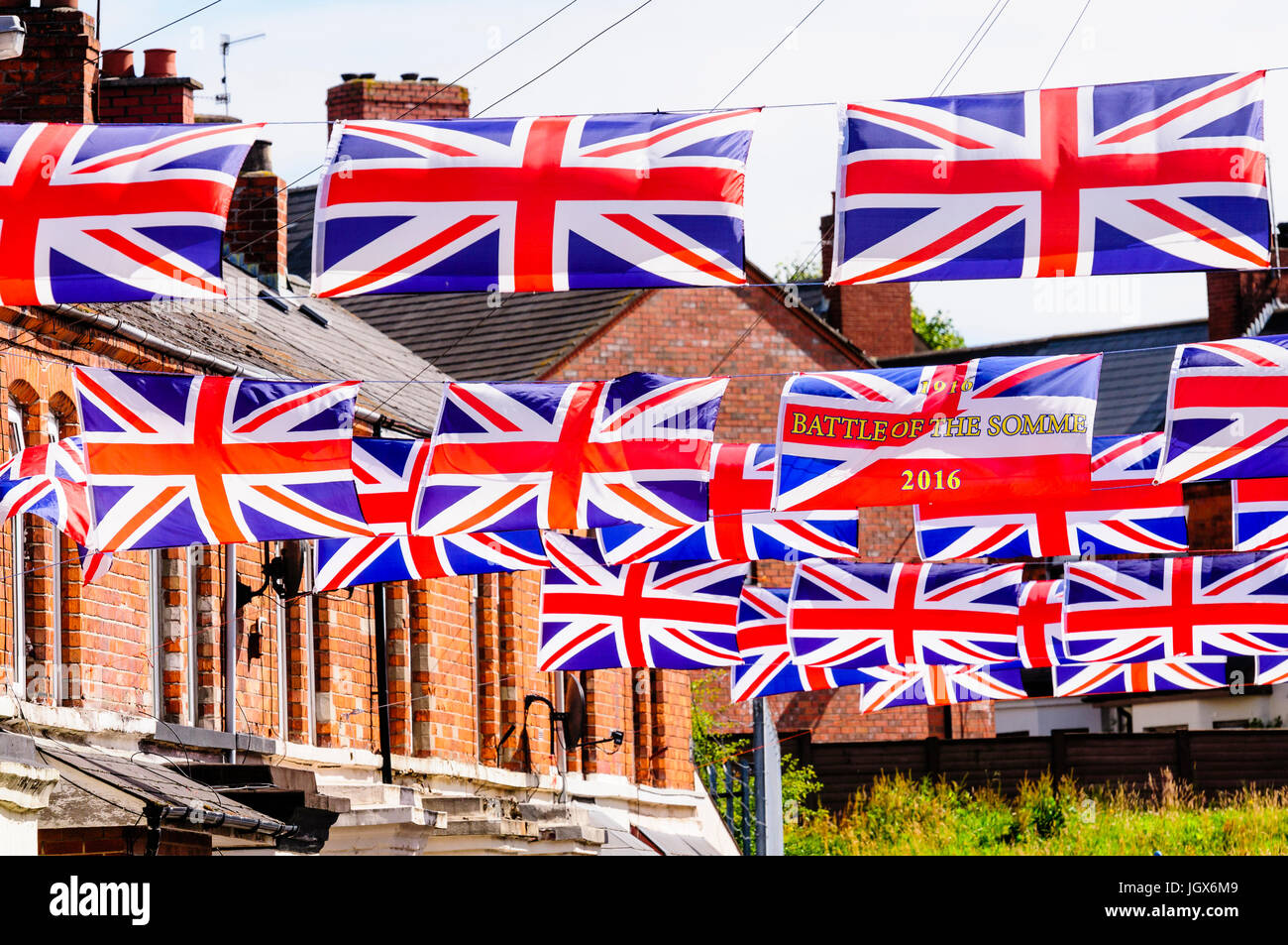 Belfast, settentrionale, Irlanda. 11 Luglio, 2017. Moorgate Street in East Belfast è decorata in unione bandiere per l annuale xii luglio celebrazioni. Credito: Stephen Barnes/Alamy Live News Foto Stock