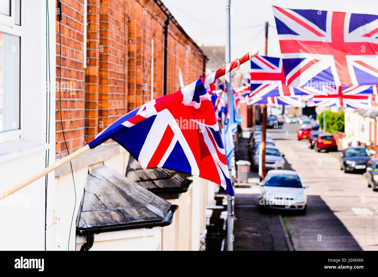 Belfast, settentrionale, Irlanda. 11 Luglio, 2017. Moorgate Street in East Belfast è decorata in unione bandiere per l annuale xii luglio celebrazioni. Credito: Stephen Barnes/Alamy Live News Foto Stock