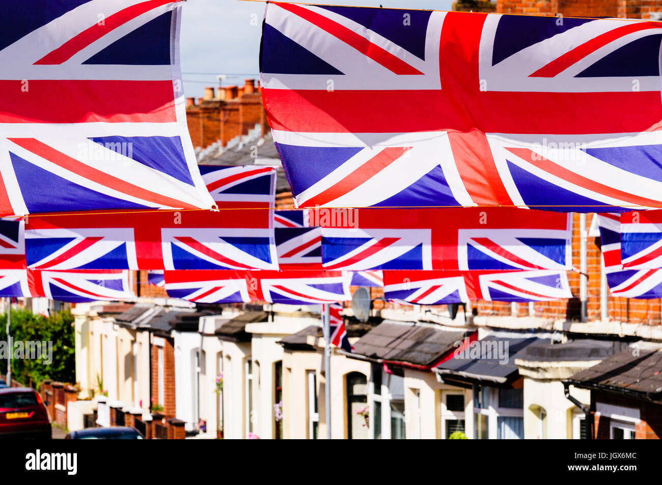 Street a Belfast è decorata in Union Flags per le celebrazioni annuali del 12th luglio Foto Stock