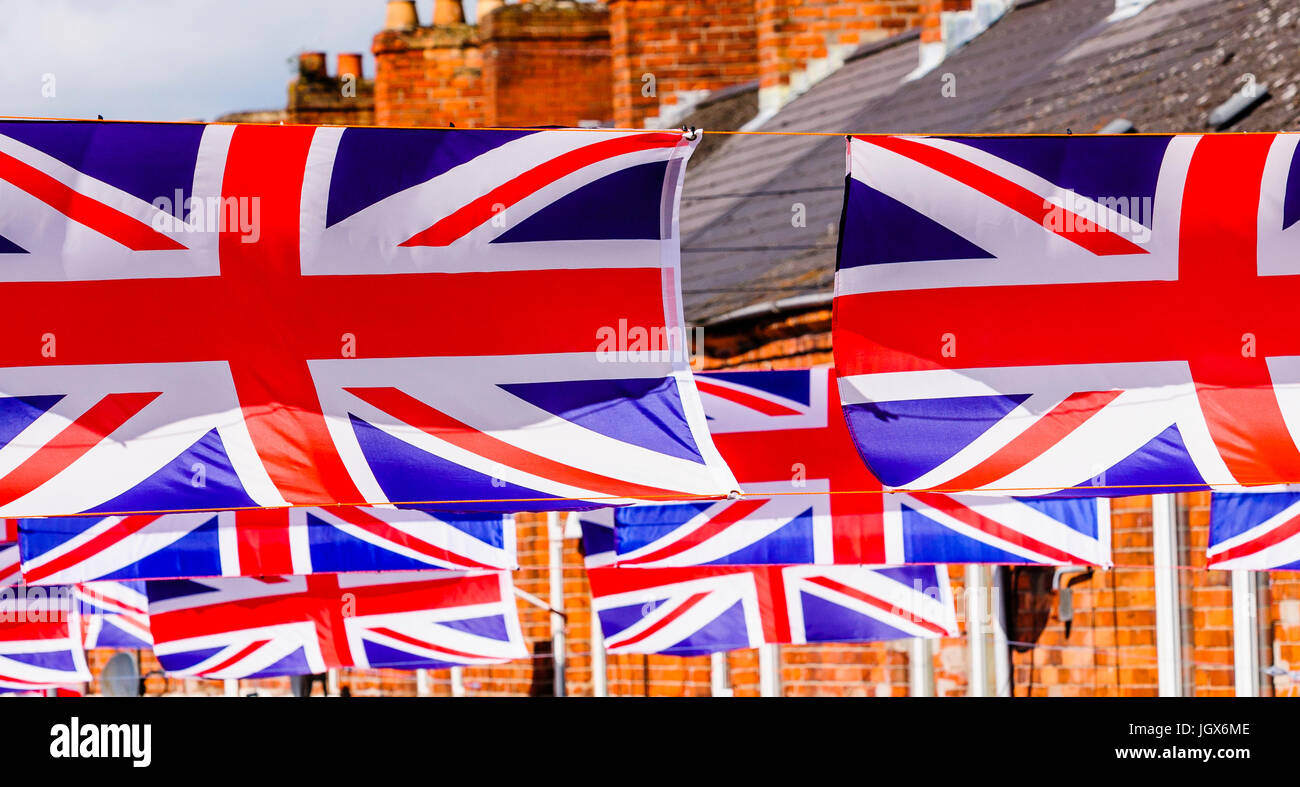 Belfast, settentrionale, Irlanda. 11 Luglio, 2017. Moorgate Street in East Belfast è decorata in unione bandiere per l annuale xii luglio celebrazioni. Credito: Stephen Barnes/Alamy News Foto Stock