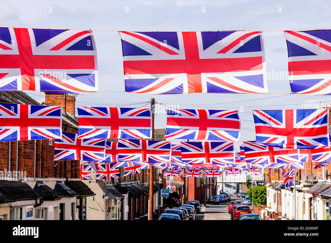Belfast, Irlanda del Nord. 11th luglio, 2017. Moorgate Street a East Belfast è decorata in Union Flags per le celebrazioni annuali del 12th luglio. Foto Stock