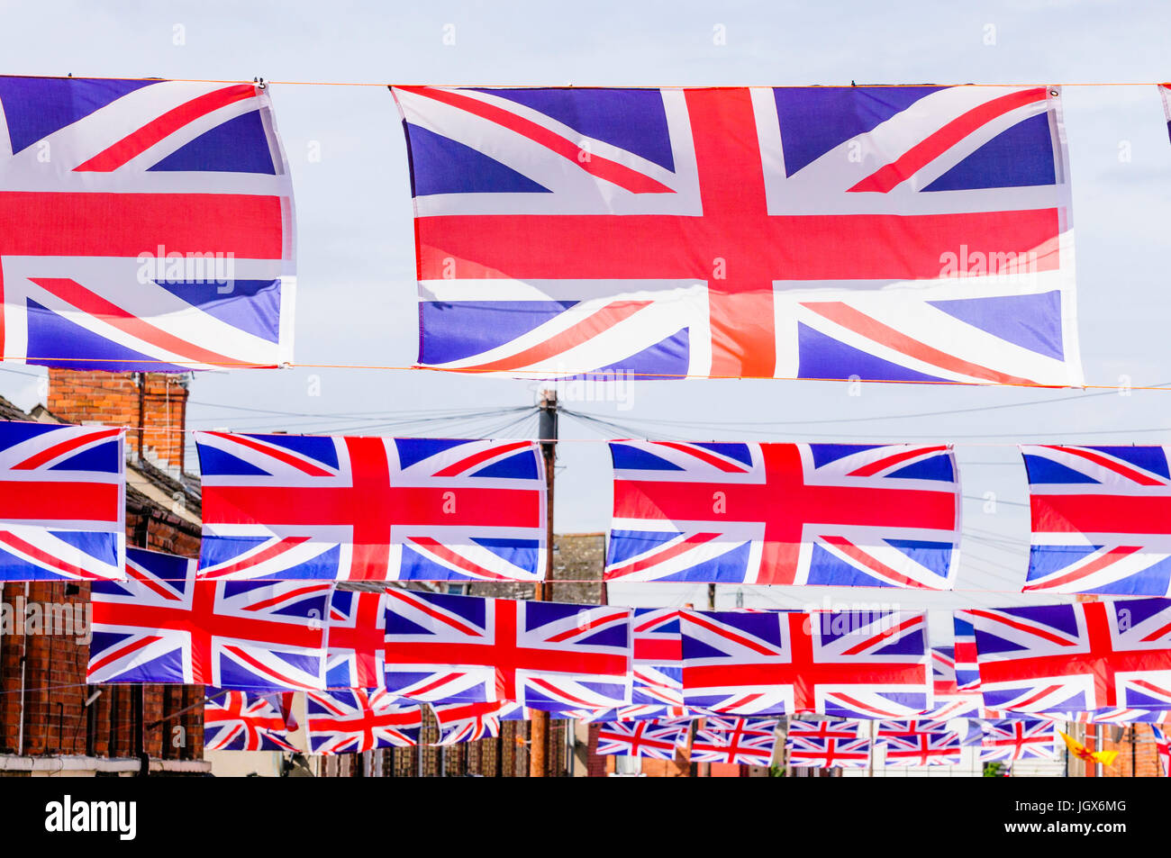 Belfast, settentrionale, Irlanda. 11 Luglio, 2017. Moorgate Street in East Belfast è decorata in unione bandiere per l annuale xii luglio celebrazioni. Credito: Stephen Barnes/Alamy News Foto Stock