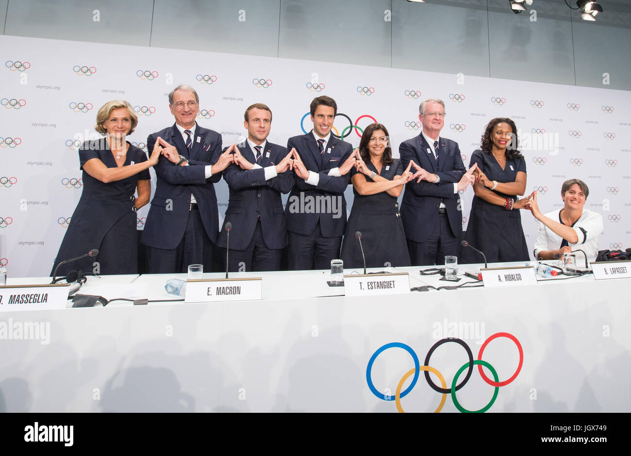 Losanna, Svizzera. 11 Luglio, 2017. Il Presidente francese Emmanuel Macron (3 L), Paris 2024 Olimpiadi co-presidente Tony Estanguet (4 L) di partecipare alla conferenza stampa dopo la presentazione del Paris 2024 città candidata Briefing per il Comitato Olimpico Internazionale (IOC) membri in occasione della SwissTech Convention Center, a Losanna, Svizzera, luglio 11, 2017. Credito: Xu Jinquan/Xinhua/Alamy Live News Foto Stock