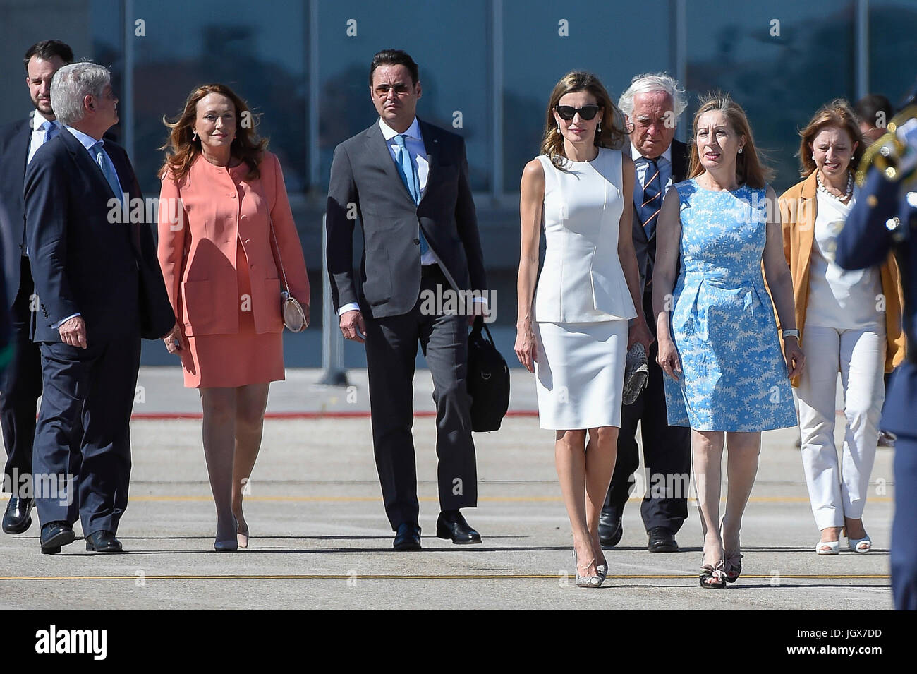 Madrid, Spagna. 11 Luglio, 2017. Regina Letizia e Ana Pastor Julián durante la cerimonia di congedo all'aeroporto di Madrid in occasione del Viaggio di Stato in Londra. Madrid il Giovedi, Luglio 11, 2017 Credit: Gtres Información más Comuniación on line,S.L./Alamy Live News Foto Stock