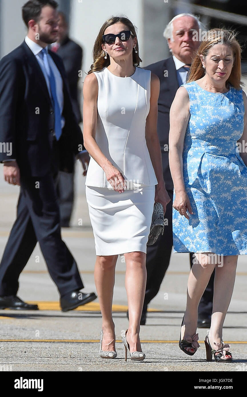 Madrid, Spagna. 11 Luglio, 2017. Regina Letizia e Ana Pastor Julián durante la cerimonia di congedo all'aeroporto di Madrid in occasione del Viaggio di Stato in Londra. Madrid il Giovedi, Luglio 11, 2017 Credit: Gtres Información más Comuniación on line,S.L./Alamy Live News Foto Stock