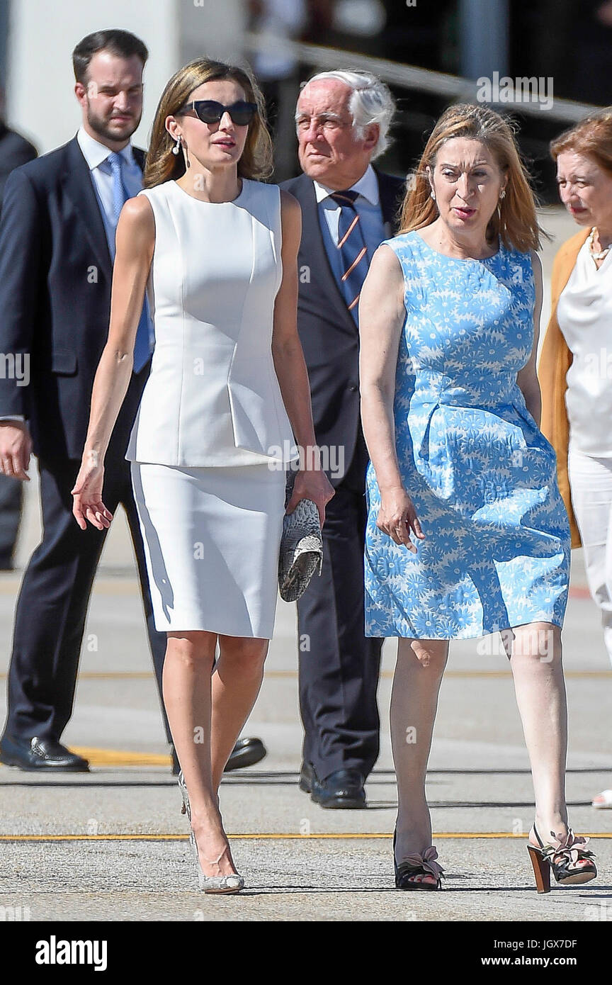 Madrid, Spagna. 11 Luglio, 2017. Regina Letizia e Ana Pastor Julián durante la cerimonia di congedo all'aeroporto di Madrid in occasione del Viaggio di Stato in Londra. Madrid il Giovedi, Luglio 11, 2017 Credit: Gtres Información más Comuniación on line,S.L./Alamy Live News Foto Stock