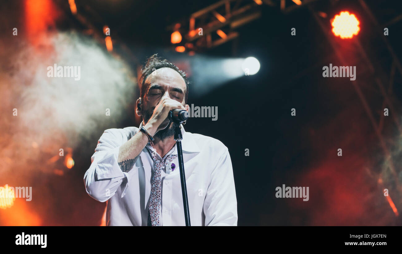 La maggior talento Panos P. MOUZOURAKIS sta dando il suo grande appuntamento estivo ad Atene il lunedì, 10 Luglio in Technopolis, Atene. Il cantautore preferito con il distintivo voce calda e i distinti, affascinante presenza scenica, sedurrà noi ancora una volta, che ci accompagna in una passeggiata fu0ll di brani dal suo personale discografia, scelte dall'estero scena di musica, come pure brani di artisti che rispetto e ama. Foto Stock
