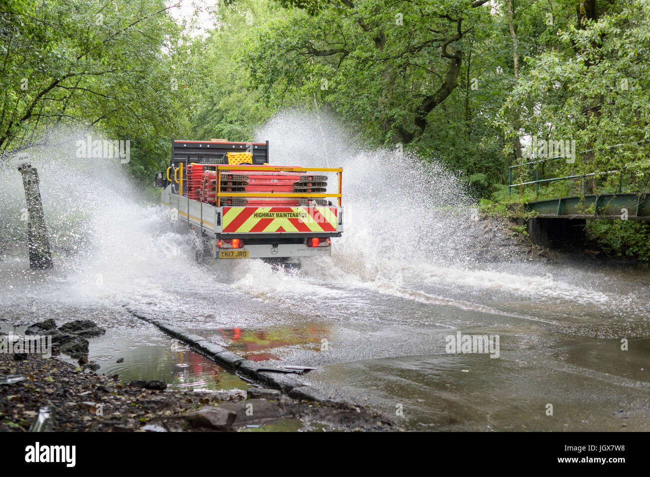 Oxton, Nottinghamshire, Regno Unito:11 Luglio 2017: un'acqua guado sul fiume Colomba Beck vicino al villaggio di Oxton inizia a traboccare dopo continue piogge torrenziali, driver prendersi cura passando attraverso. Credito: Ian Francesco/Alamy Live News Foto Stock