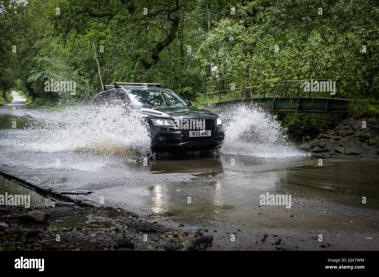 Oxton, Nottinghamshire, Regno Unito:11 Luglio 2017: un'acqua guado sul fiume Colomba Beck vicino al villaggio di Oxton inizia a traboccare dopo continue piogge torrenziali, driver prendersi cura passando attraverso. Credito: Ian Francesco/Alamy Live News Foto Stock