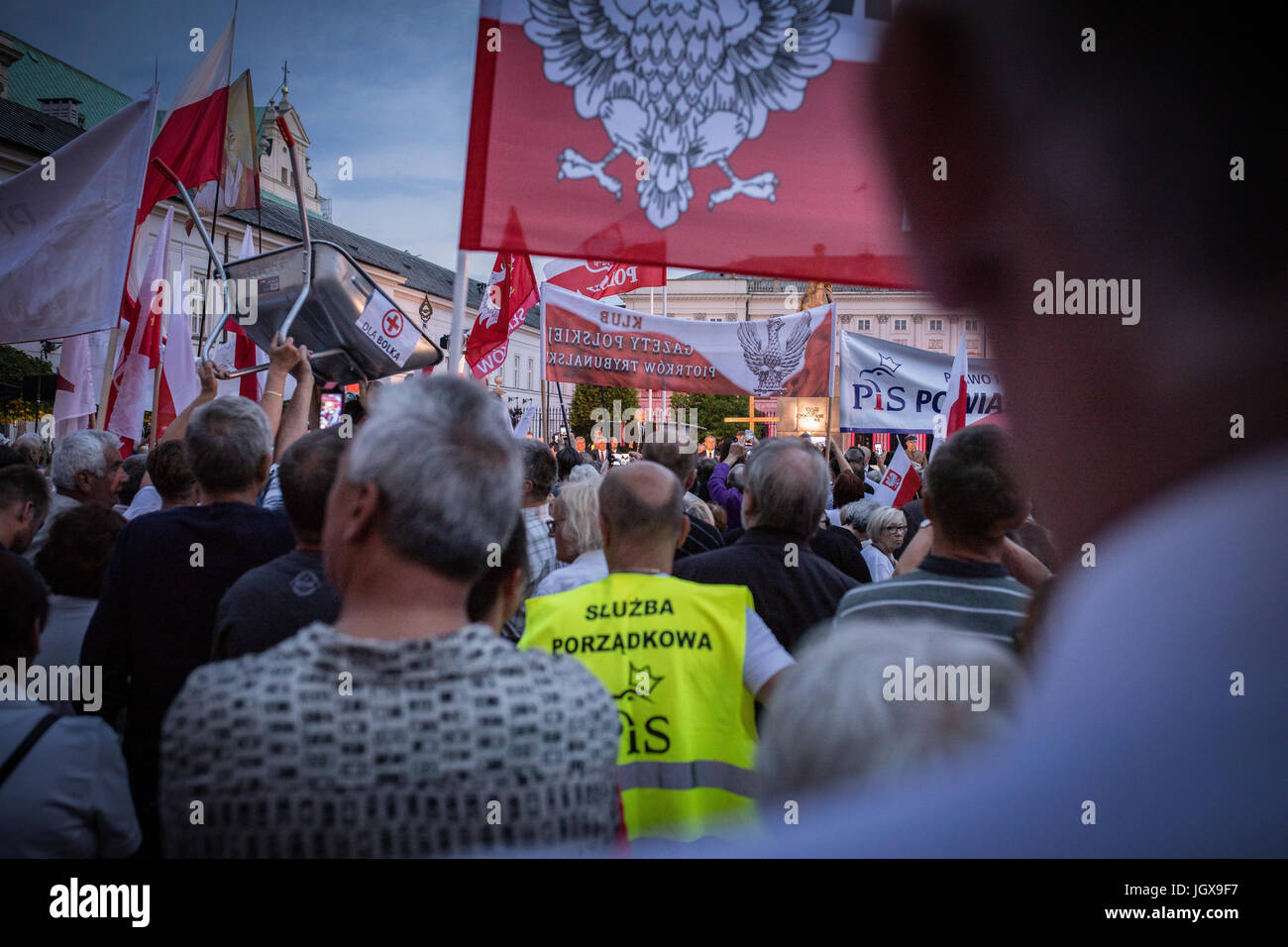 Varsavia, Polonia. 10 lug 2017. Kaczynski commemorazione mensile dell'incidente aereo di Smolensk. Dimostrazione sul decimo di luglio 2017 a Varsavia in Polonia. Ultimate le forze di polizia e l opposizione contr-manifestazione (Obywatele RP) Credito: Szymon Mucha/Alamy Live News Foto Stock