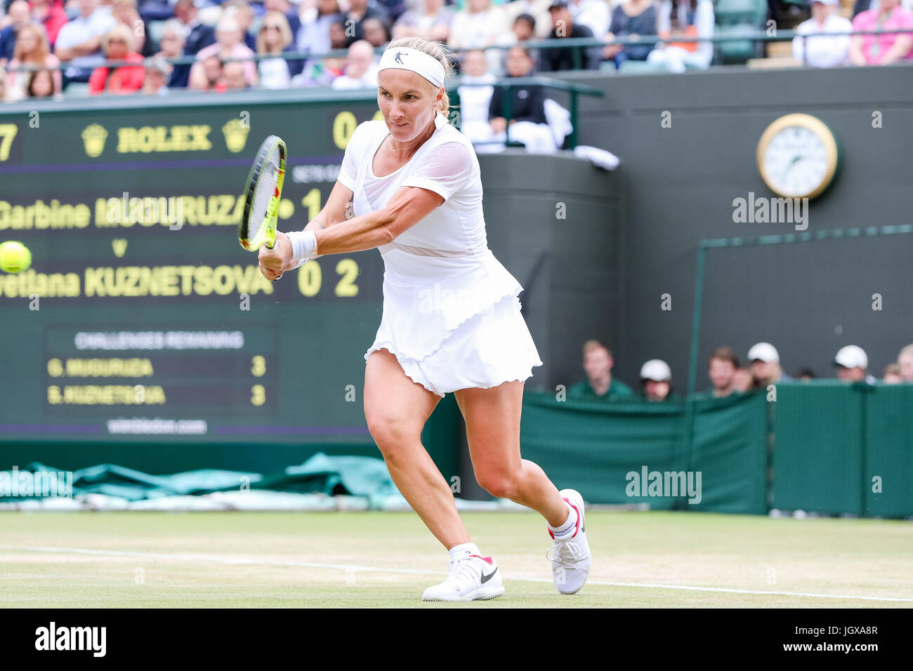 Londra, Regno Unito. 11 Luglio, 2017. Svetlana Kuznetsova (RUS) Tennis : Svetlana Kuznetsova della Russia durante il singolare femminile quarti di finale di partita del torneo di Wimbledon Lawn Tennis Championships contro Garbine Muguruza della Spagna a All England Lawn Tennis e Croquet Club di Londra, in Inghilterra . Credito: AFLO/Alamy Live News Foto Stock