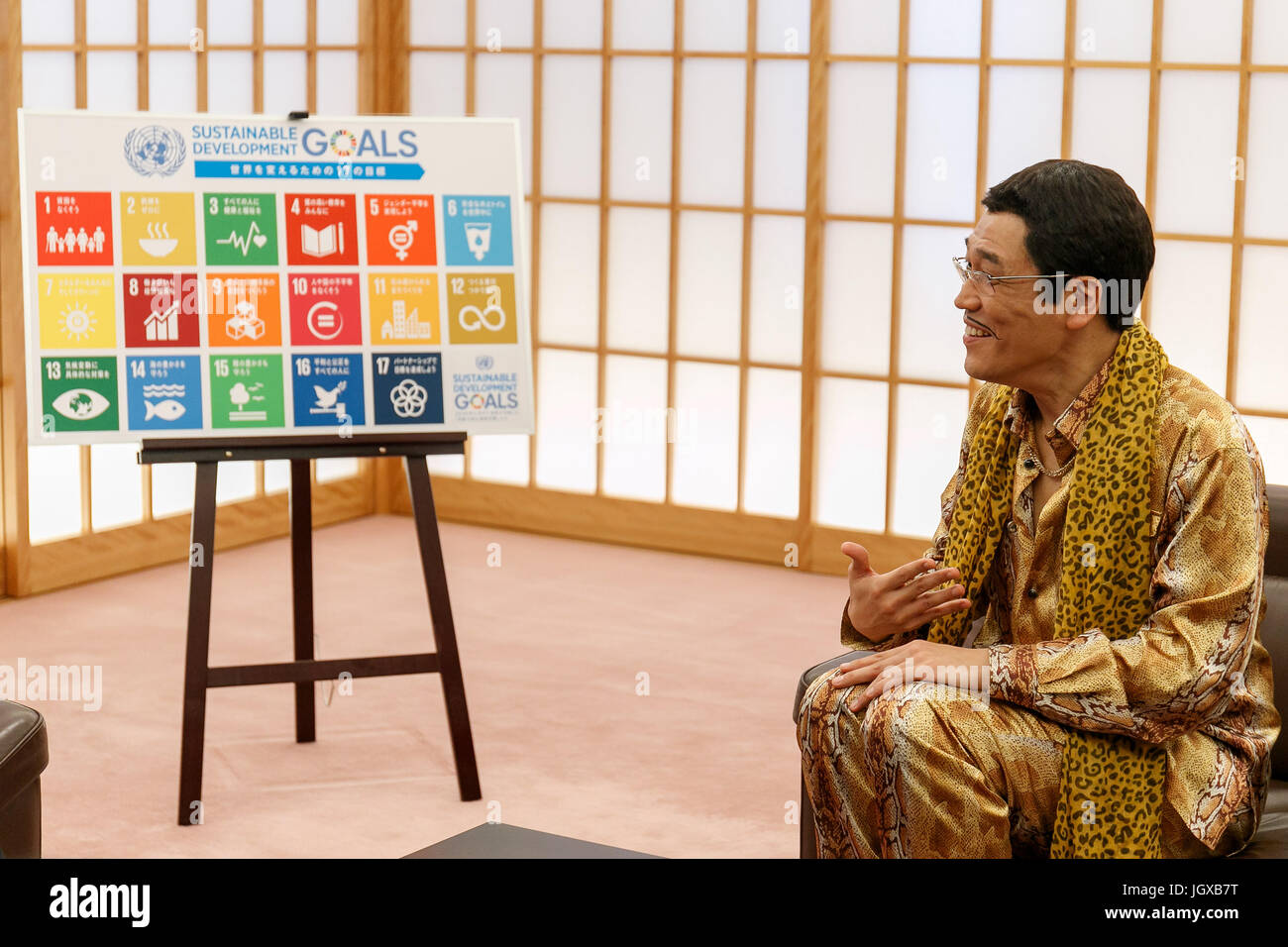 Tokyo, Giappone. 12 lug 2017. Pikotaro parla con il Giappone del ministro degli Affari Esteri Fumio Kishida durante una riunione presso il Ministero degli Affari Esteri del Giappone (MOFA) il 12 luglio 2017, Tokyo, Giappone. Il comico Pikotaro, che divenne famoso in tutto il mondo nel 2016 attraverso il suo viral hit song ''Pen-Pineapple-Apple-Pen, '' ha collaborato con il Ministero degli Affari Esteri del Giappone per promuovere le Nazioni Unite gli obiettivi dello sviluppo sostenibile in Giappone modificando il testo di PPAP a ''Public-Private azione di partenariato.'' Credito: Rodrigo Reyes Marin/AFLO/Alamy Live News Foto Stock