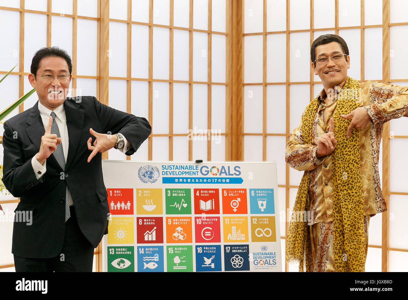 Tokyo, Giappone. 12 lug 2017. (L a R) Giappone del ministro degli Affari Esteri Fumio Kishida e Pikotaro posa per le telecamere durante una riunione presso il Ministero degli Affari Esteri del Giappone (MOFA) il 12 luglio 2017, Tokyo, Giappone. Il comico Pikotaro, che divenne famoso in tutto il mondo nel 2016 attraverso il suo viral hit song ''Pen-Pineapple-Apple-Pen, '' ha collaborato con il Ministero degli Affari Esteri del Giappone per promuovere le Nazioni Unite gli obiettivi dello sviluppo sostenibile in Giappone modificando il testo di PPAP a ''Public-Private azione di partenariato.'' Credito: Rodrigo Reyes Marin/AFLO/Alamy Live News Foto Stock