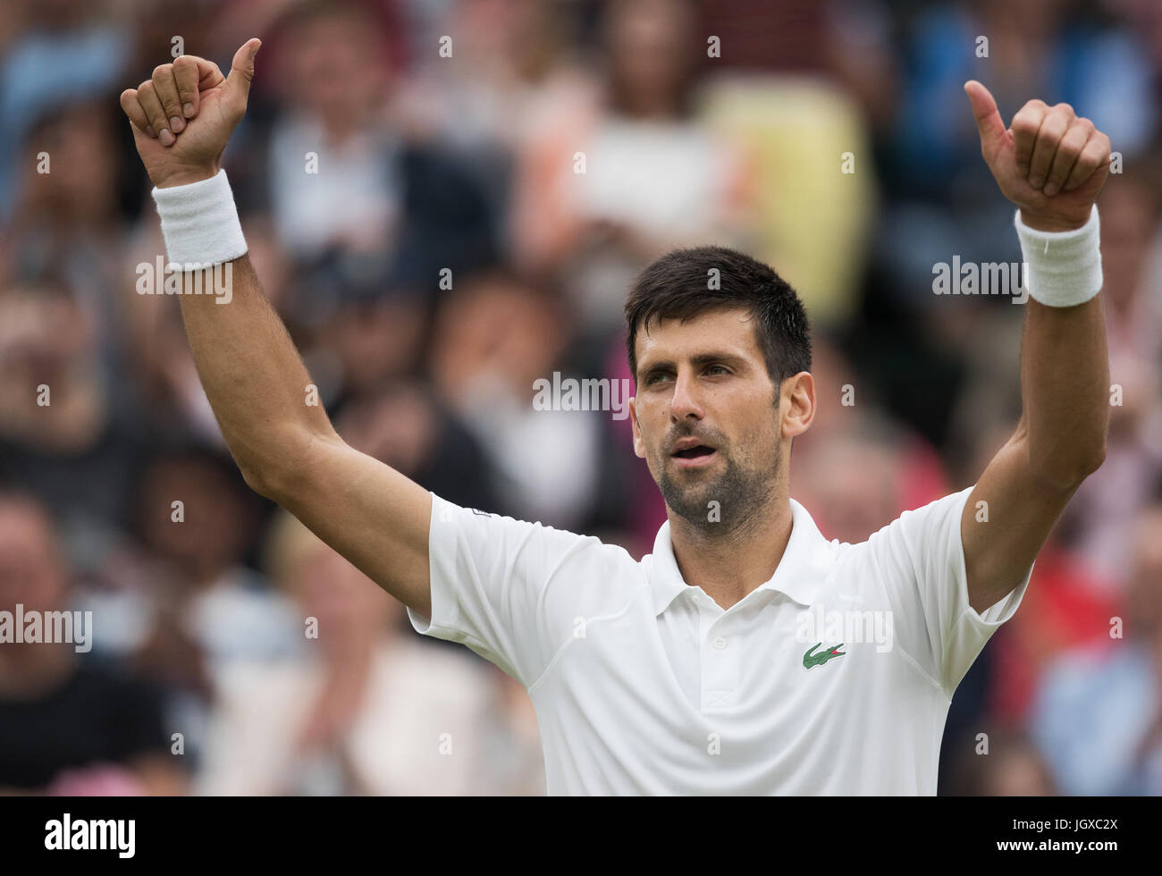 Londra, Regno Unito. 11 Luglio, 2017. Novak Djokovic di Serbia celebra dopo la uomini singoli quarto round in abbinamento con Adrian Mannarino della Francia al campionato di Wimbledon 2017 a Londra, in Gran Bretagna il 11 luglio 2017. Novak Djokovic ha vinto 3-0. Credito: Jin Yu/Xinhua/Alamy Live News Foto Stock