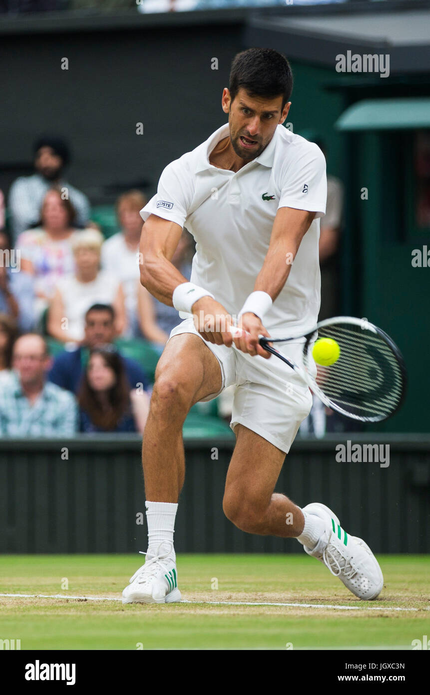 Londra, Regno Unito. 11 Luglio, 2017. Novak Djokovic di Serbia restituisce la sfera durante gli uomini singoli quarto round in abbinamento con Adrian Mannarino della Francia al campionato di Wimbledon 2017 a Londra, in Gran Bretagna il 11 luglio 2017. Novak Djokovic ha vinto 3-0. Credito: Jin Yu/Xinhua/Alamy Live News Foto Stock