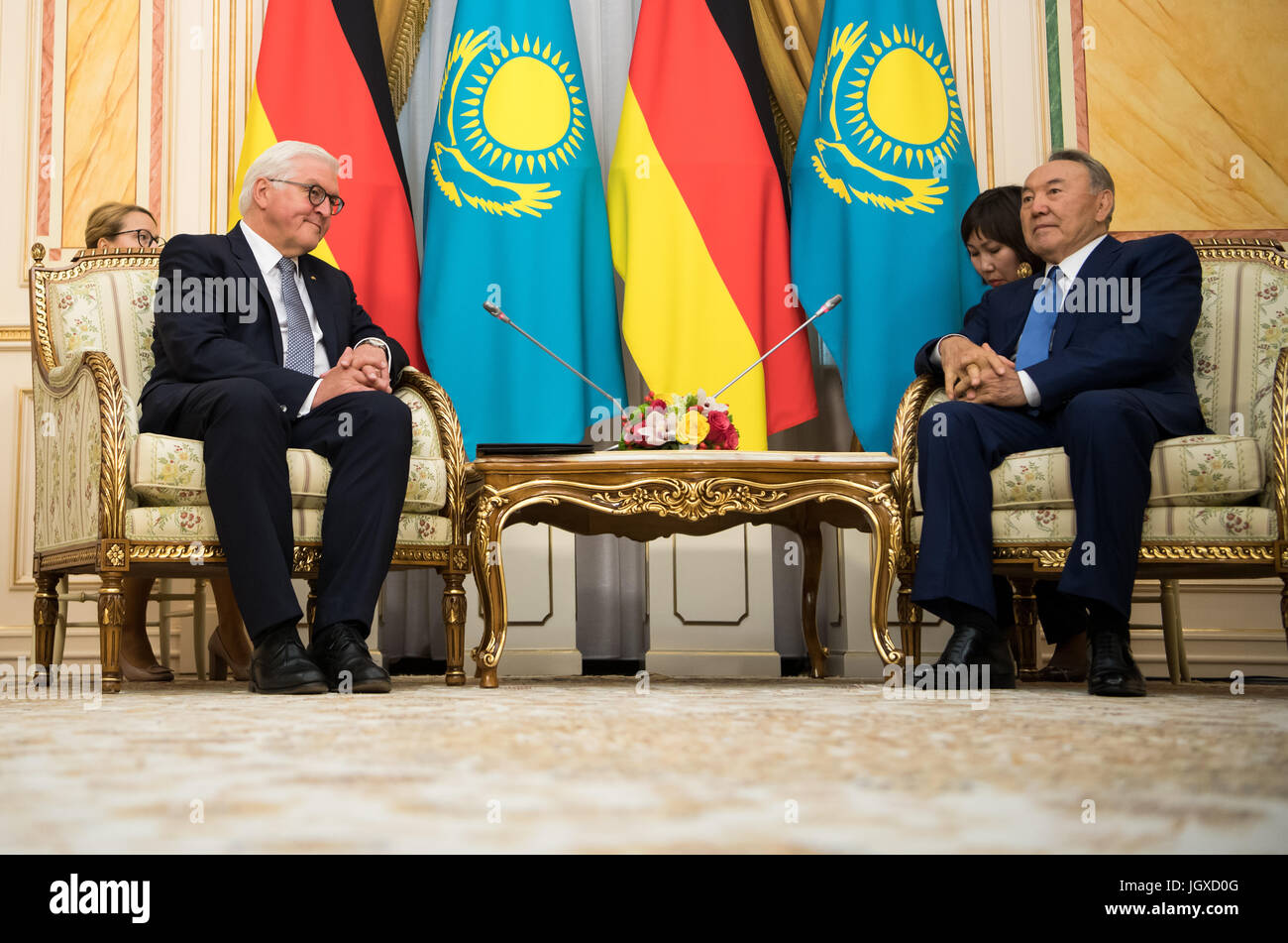 Astana in Kazakhstan. 12 Luglio, 2017. Il Presidente tedesco Frank-Walter Steinmeier (L) e il Kazakistan il presidente Nursultan Nazarbayev incontro presso il Palazzo Presidenziale ad Astana, Kazakistan, 12 luglio 2017. Lo scopo principale di Steinmeier e di sua moglie e tre giorni di visita in Kazakhstan è la fiera mondiale Expo 2017 nella capitale Astana. Foto: Bernd von Jutrczenka/dpa/Alamy Live News Foto Stock