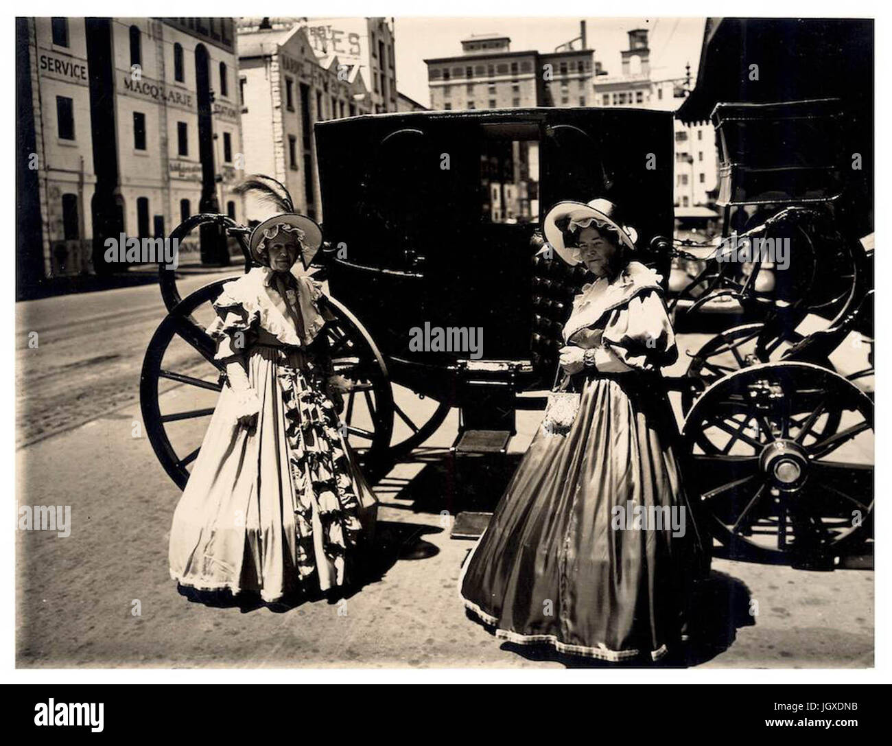 Le donne in costume coloniale - "l'Australia di marzo alla nazione" Australian centocinquantesimo anniversario Foto Stock