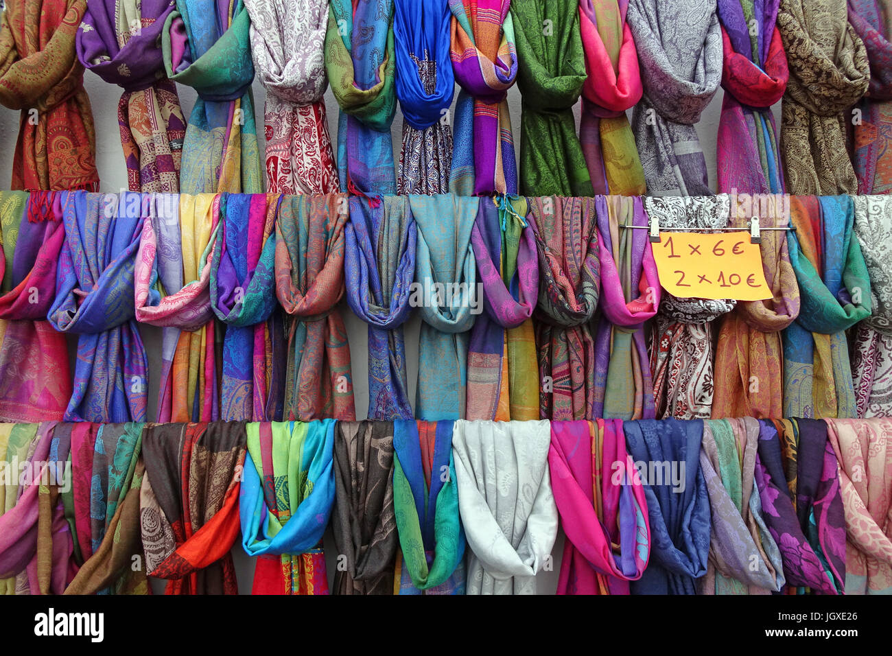 Marktstand mit bunten halstuechern, woechentlicher sonntagsmarkt in Teguise, Lanzarote, isole kanarische, europa | Mercato in stallo con colorate sciarpe Foto Stock