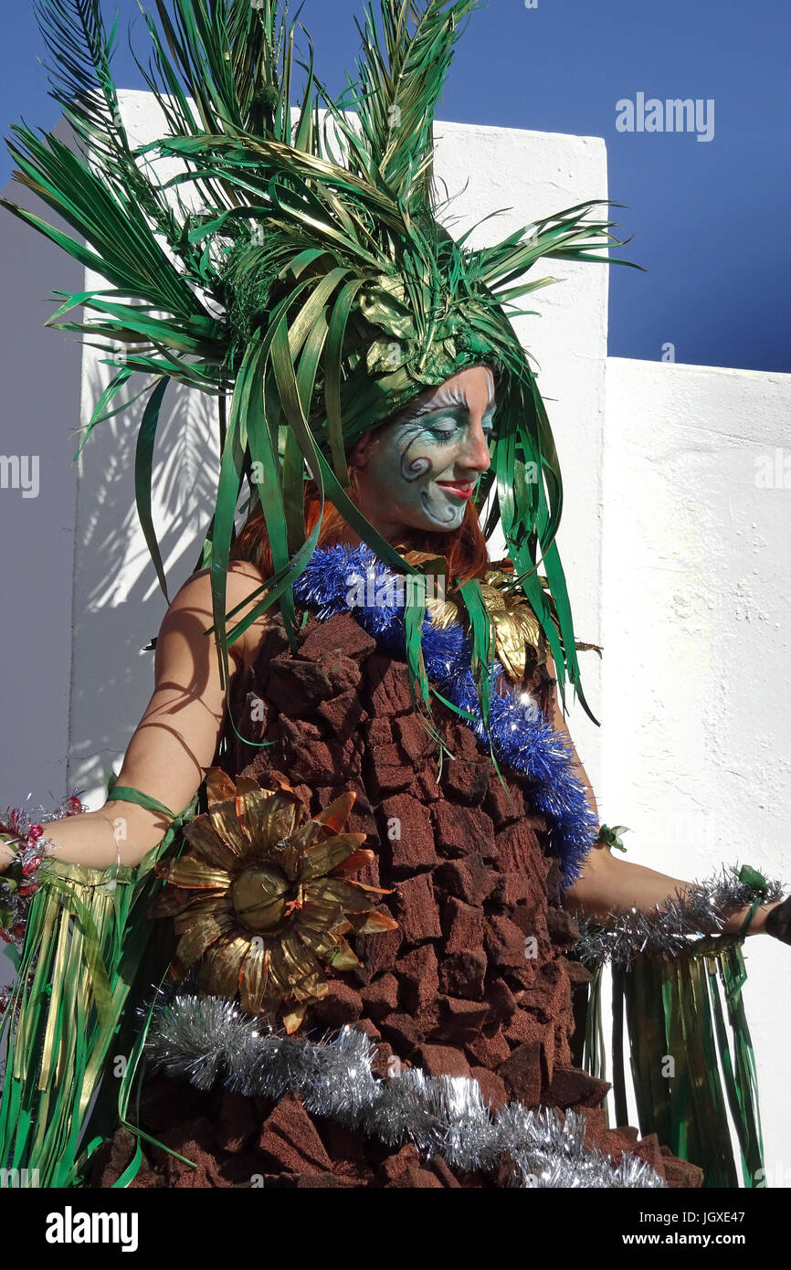 Verkleidete strassenkuenstlerin auf dem woechentlichen sonntagsmarkt in Teguise, Lanzarote, isole kanarische, europa | artista di strada, donna con volc Foto Stock
