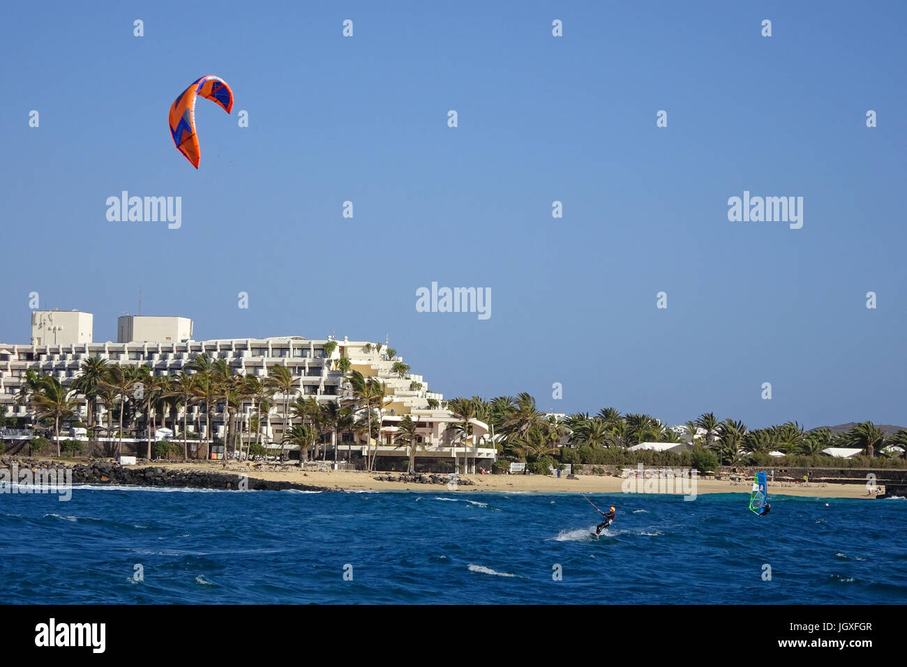 Kitesurfer vor dem badestrand playa de Las Cucharas, costa teguise, Lanzarote, kanarische isole, europa | kite surf a Playa de las cucharas, spiaggia Foto Stock