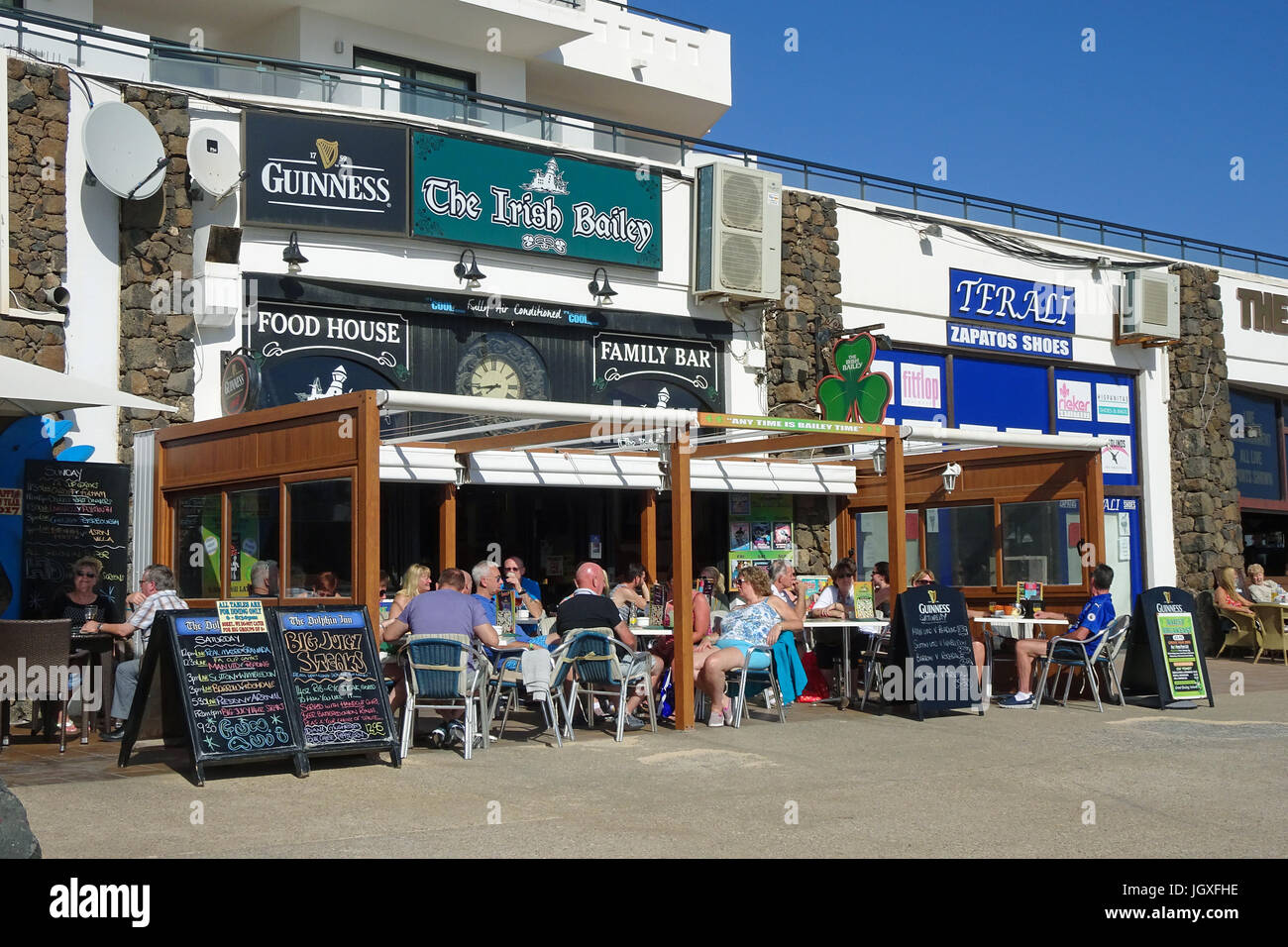 Ristoranti an der promenade beim badestrand playa de Las Cucharas, costa teguise, Lanzarote, kanarische isole, europa | ristoranti a promenade pla Foto Stock