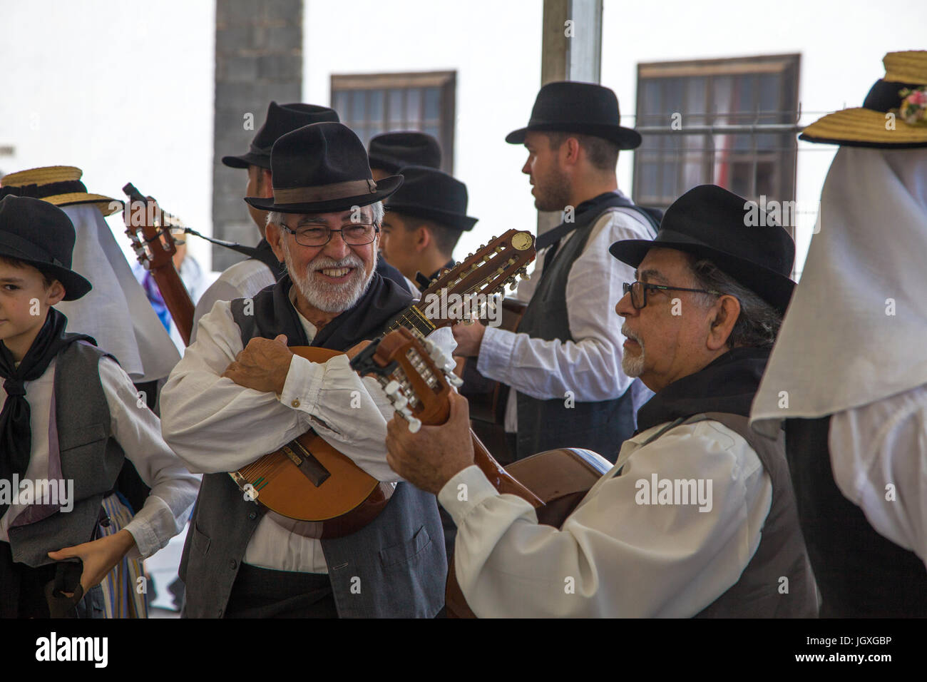 Folklore, musiker in traditionell kanarischer kleidung auf dem woechentlichen sonntagsmarkt in Teguise, Lanzarote, isole kanarische, europa | musican Foto Stock