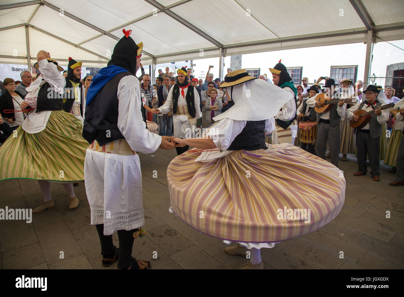 Tanzvorfuehrung, kanarische maenner und Frauen in traditioneller kleidung auf dem woechentlichen sonntagsmarkt in Teguise, Lanzarote, kanarische insel Foto Stock