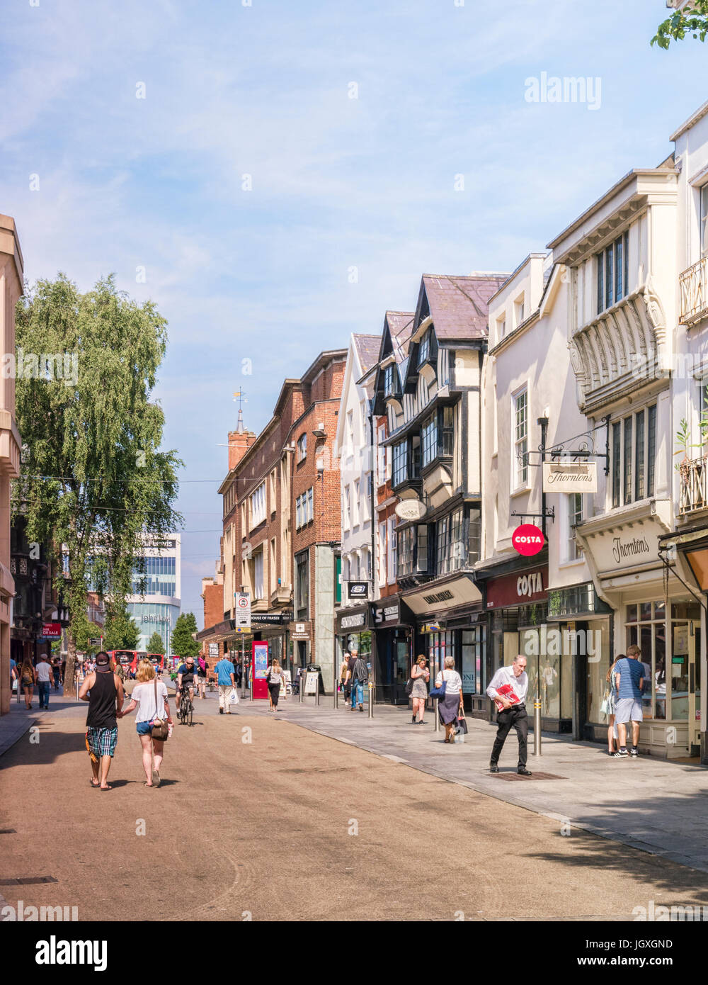 20 Giugno 2017: Exeter Devon, Inghilterra, Regno Unito - Shopping nella High Street in una bella giornata d'estate. Foto Stock