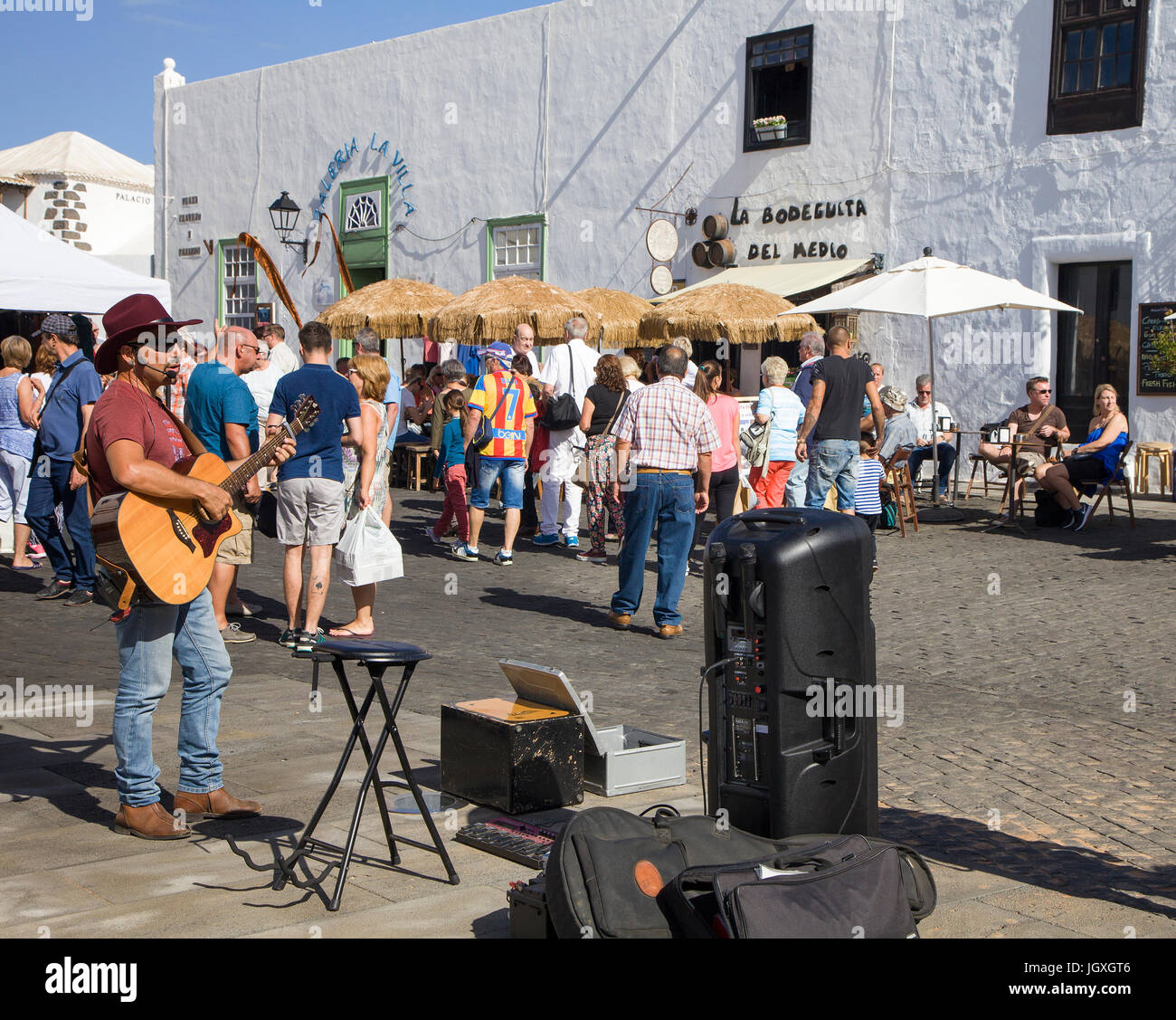 Strassenmusiker auf dem woechentlichen sonntagsmarkt in Teguise, Lanzarote, isole kanarische, europa | street musican al settimanale mercato domenicale, teguis Foto Stock