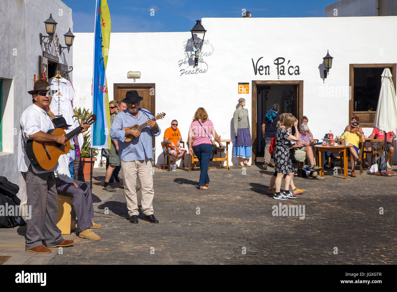 Strassenmusiker auf dem woechentlichen sonntagsmarkt in Teguise, Lanzarote, isole kanarische, europa | Musicisti di strada al settimanale mercato domenicale, tegui Foto Stock