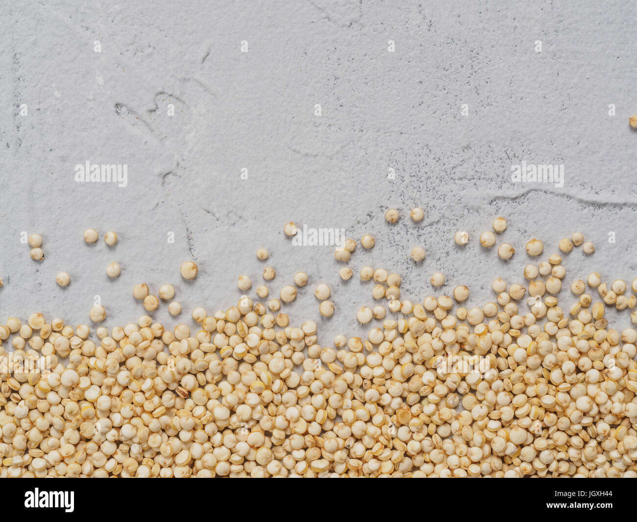 Grano di quinoa. Non cotti materie la quinoa come sfondo. Sano cibo vegan concetto e pattern. Copia dello spazio. Vista superiore o laici piatta Foto Stock