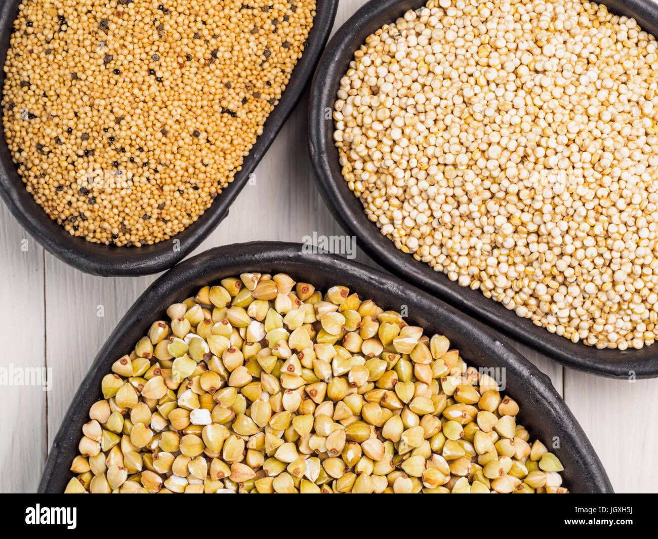 Il verde del grano saraceno, i semi di amaranto e quinoa. Superfoods concetto. Vista superiore piatta o laici. Foto Stock