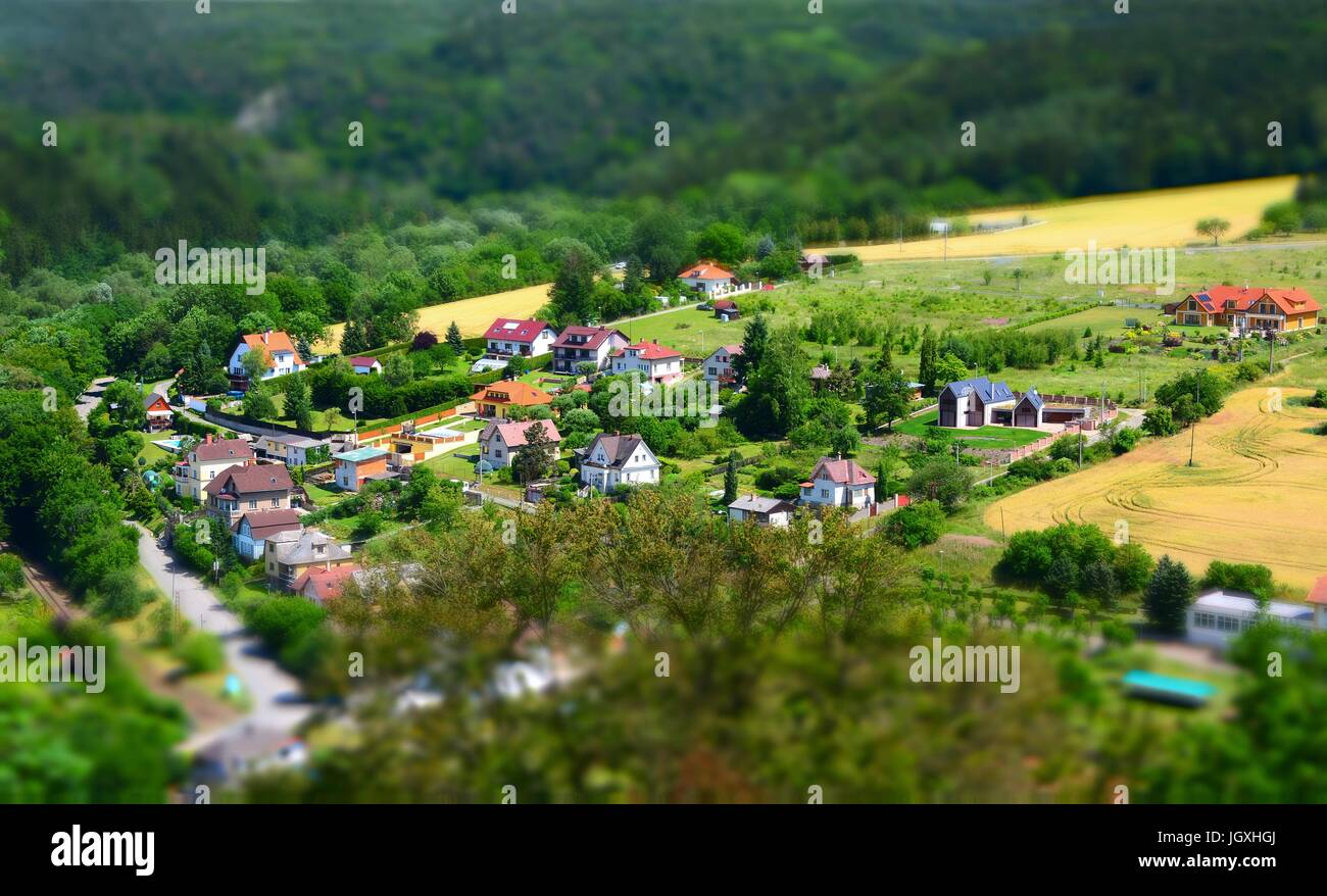 Bel villaggio con case in valle shot con tilt shift effetto. Foto Stock