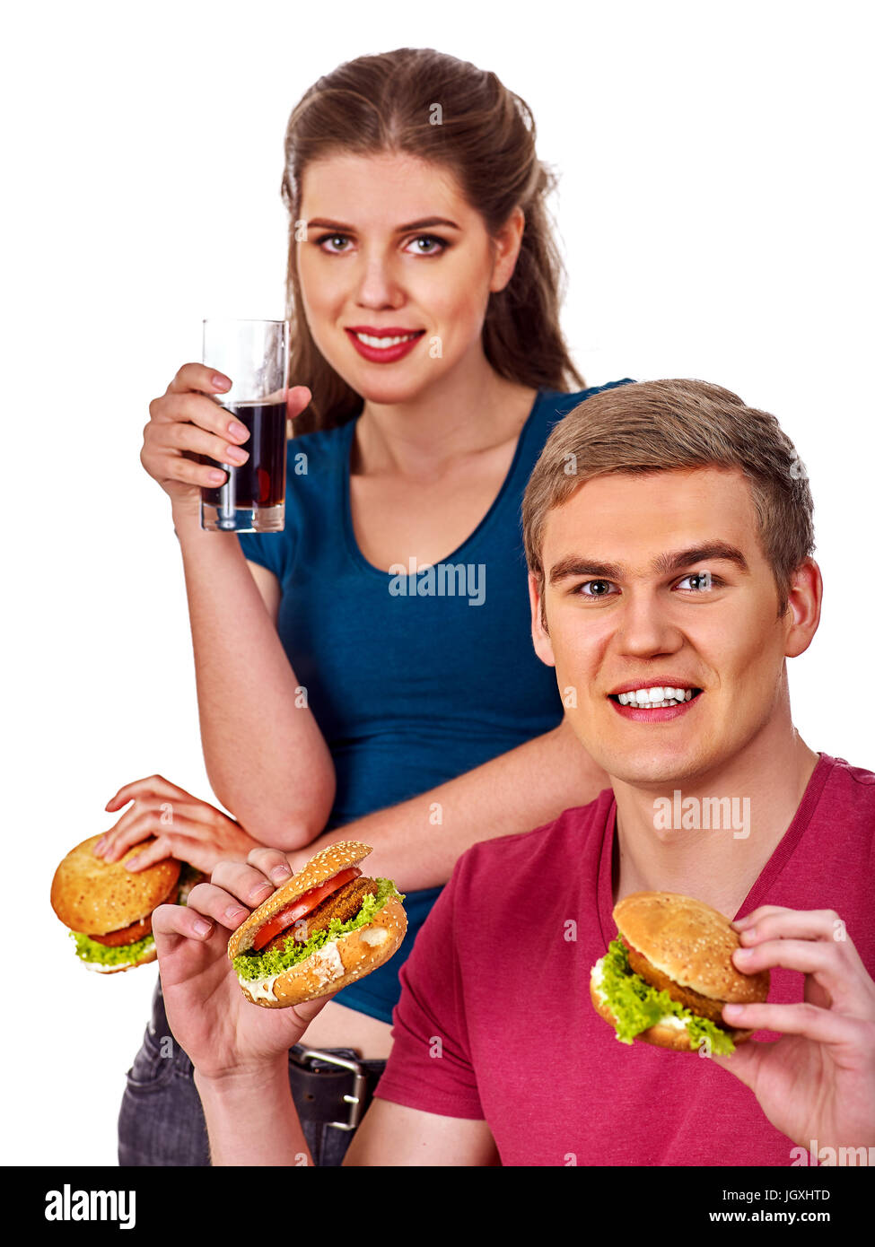 Paio di mangiare fast food. L uomo e la donna il trattamento di hamburger . Foto Stock