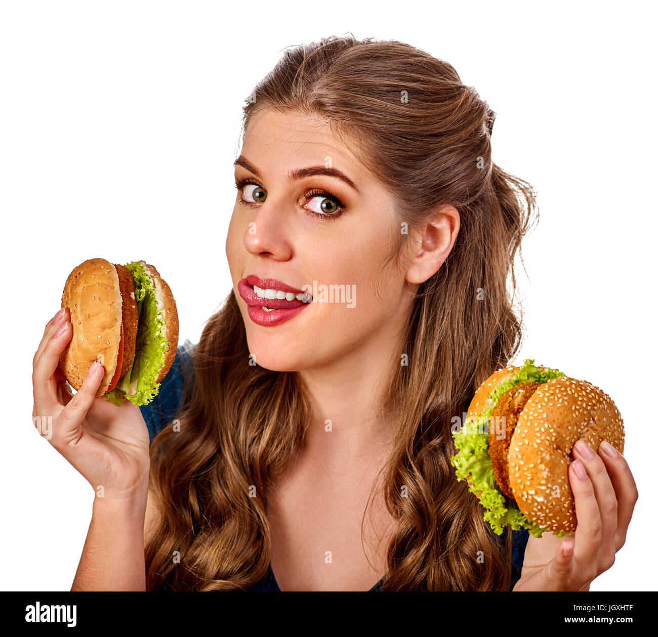 Donna di mangiare hamburger. Studente consumano il fast food sulla tabella. Foto Stock