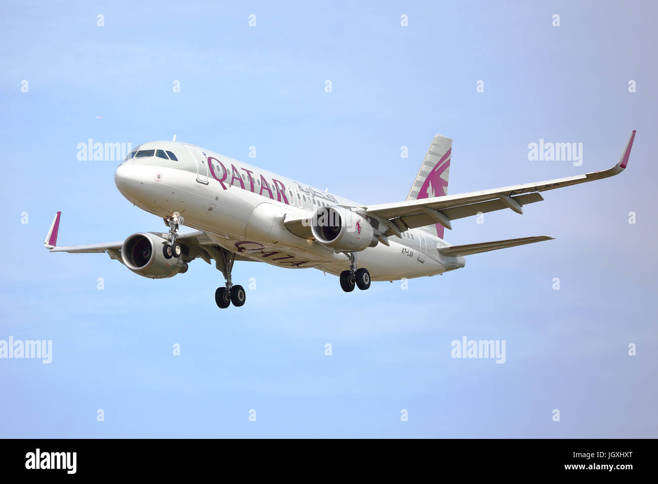 Qatar Airways Airbus A320-214(WL) a7-laa atterraggio all' aeroporto di Heathrow, Regno Unito Foto Stock