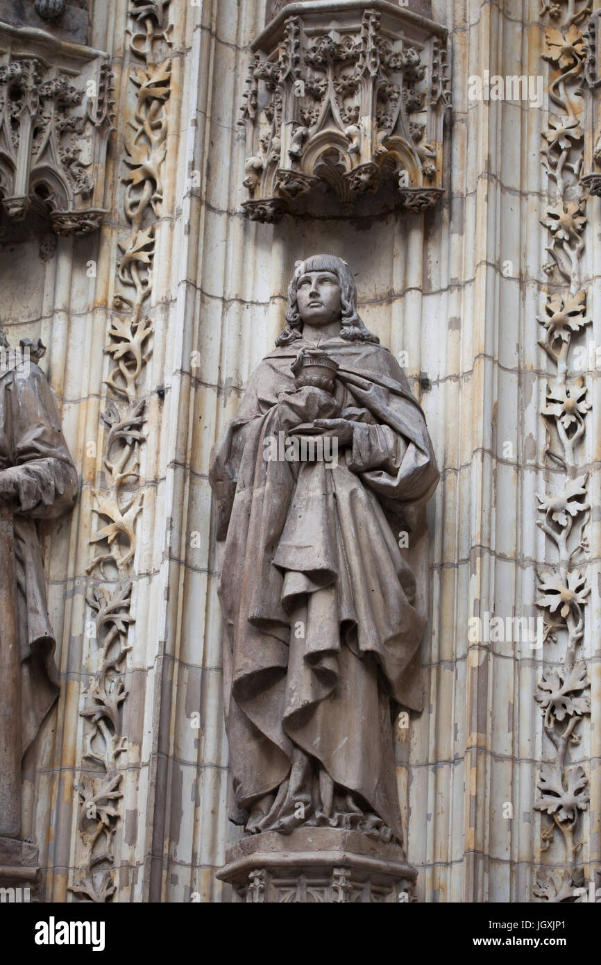 San Giovanni Evangelista. Statua sul portale dell'Assunzione (Puerta de la Asunción) della Cattedrale di Siviglia (Catedral de Sevilla) a Siviglia, in Andalusia, Spagna. Foto Stock