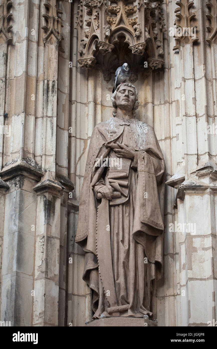 San Simone lo zelota. Statua sul portale dell'Assunzione (Puerta de la Asunción) della Cattedrale di Siviglia (Catedral de Sevilla) a Siviglia, in Andalusia, Spagna. Foto Stock