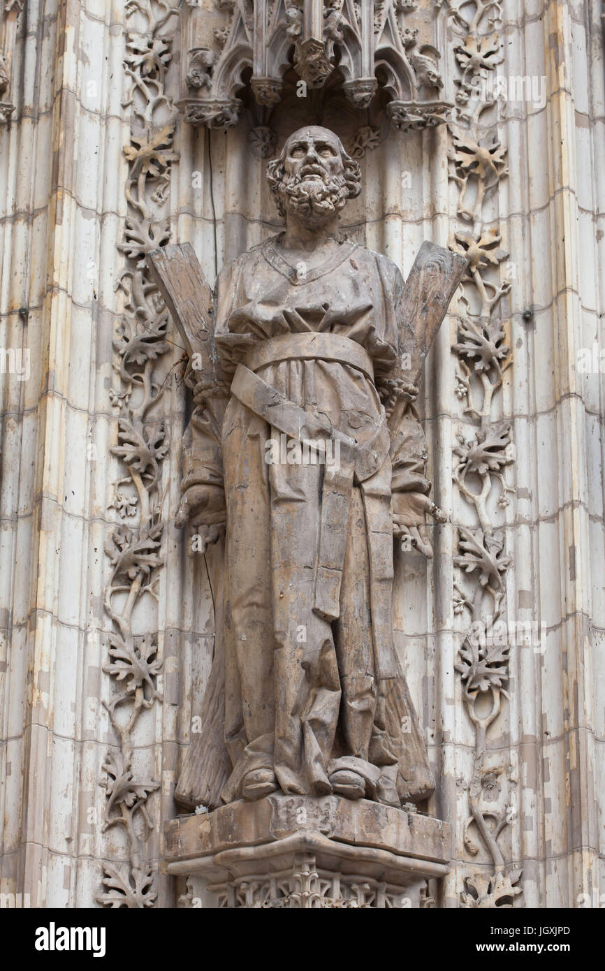 Sant'Andrea Apostolo. Statua sul portale dell'Assunzione (Puerta de la Asunción) della Cattedrale di Siviglia (Catedral de Sevilla) a Siviglia, in Andalusia, Spagna. Foto Stock Sant'Andrea Apostolo. Statua sul portale dell'Assunzione (Puerta de la Asunción) della Cattedrale di Siviglia (Catedral de Sevilla) a Siviglia, in Andalusia, Spagna. Foto Stock