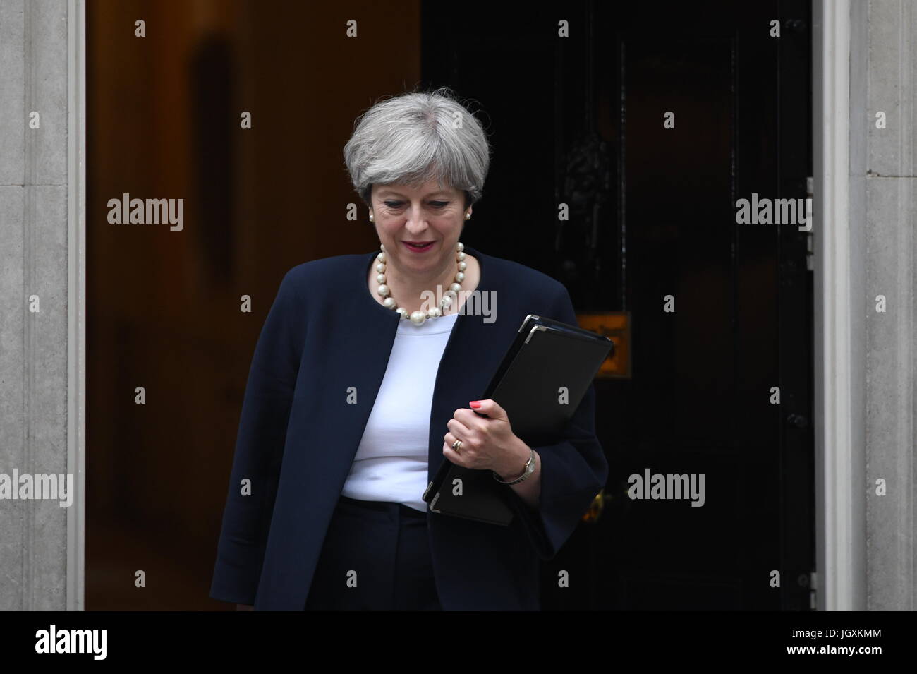 Il primo ministro Theresa Maggio lascia 10 di Downing Street per assistere al lancio di Taylor riesame delle moderne pratiche di lavoro nel centro di Londra. Foto Stock