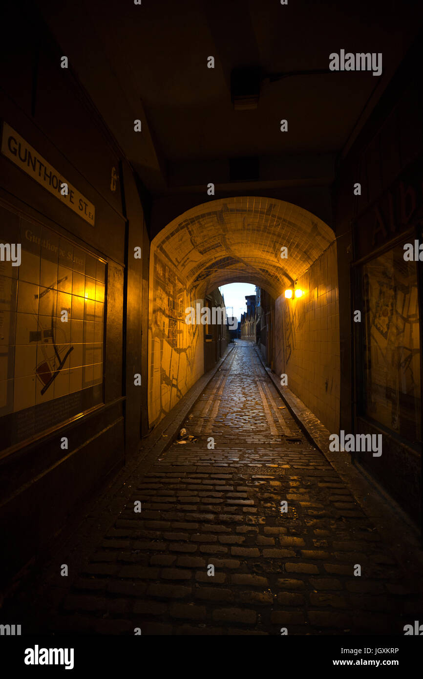 Gunthorpe Street, l'arco che conduce in esso da Whitechapel High Street che ancora conserva il carattere ottocentesco, Aldgate East London, Regno Unito Foto Stock