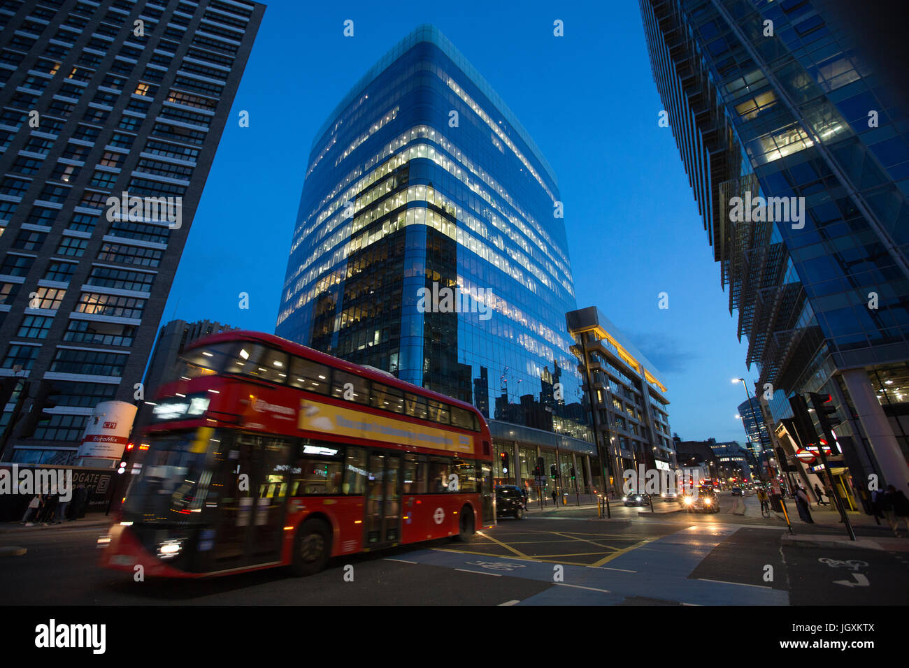La frangia orientale della città di Londra ad Aldgate, stanno attraversando un periodo di transizione, gentrified con sistemazione appartamenti, REGNO UNITO Foto Stock