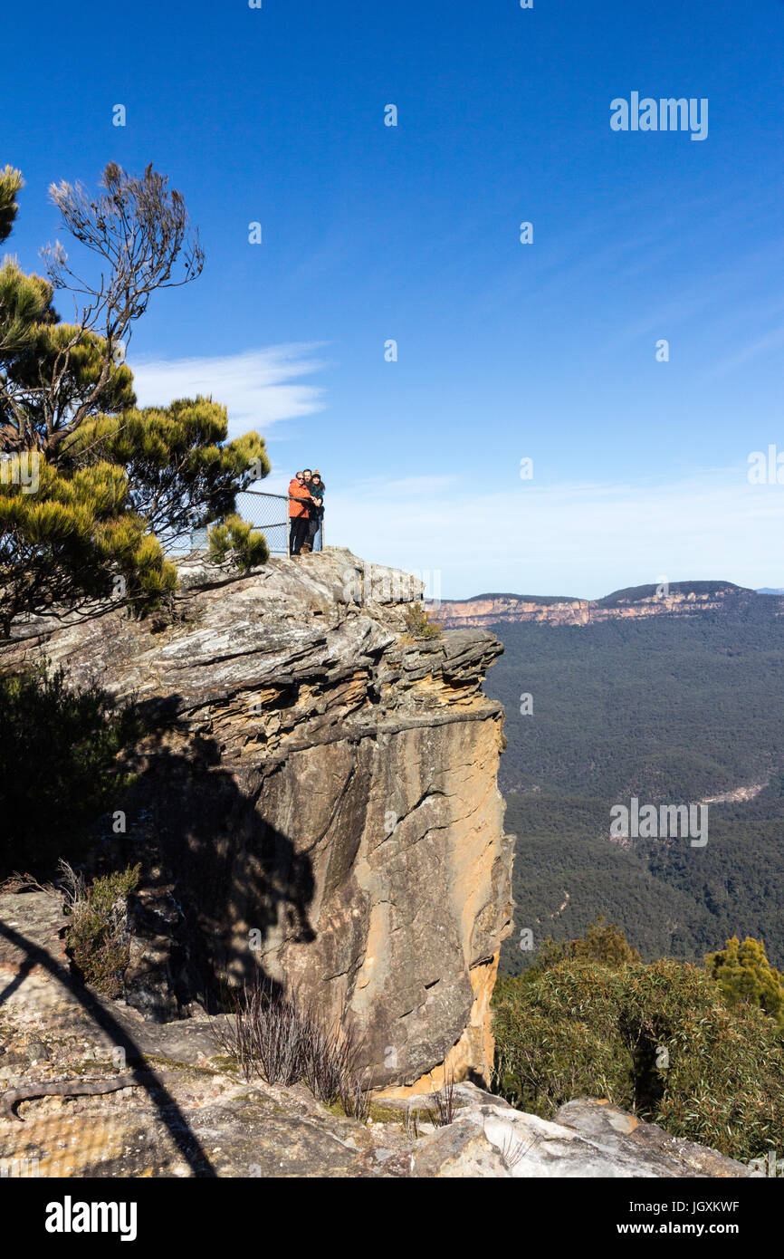 Persone di vedetta e la vista delle montagne Blu, Nuovo Galles del Sud, Australia Foto Stock
